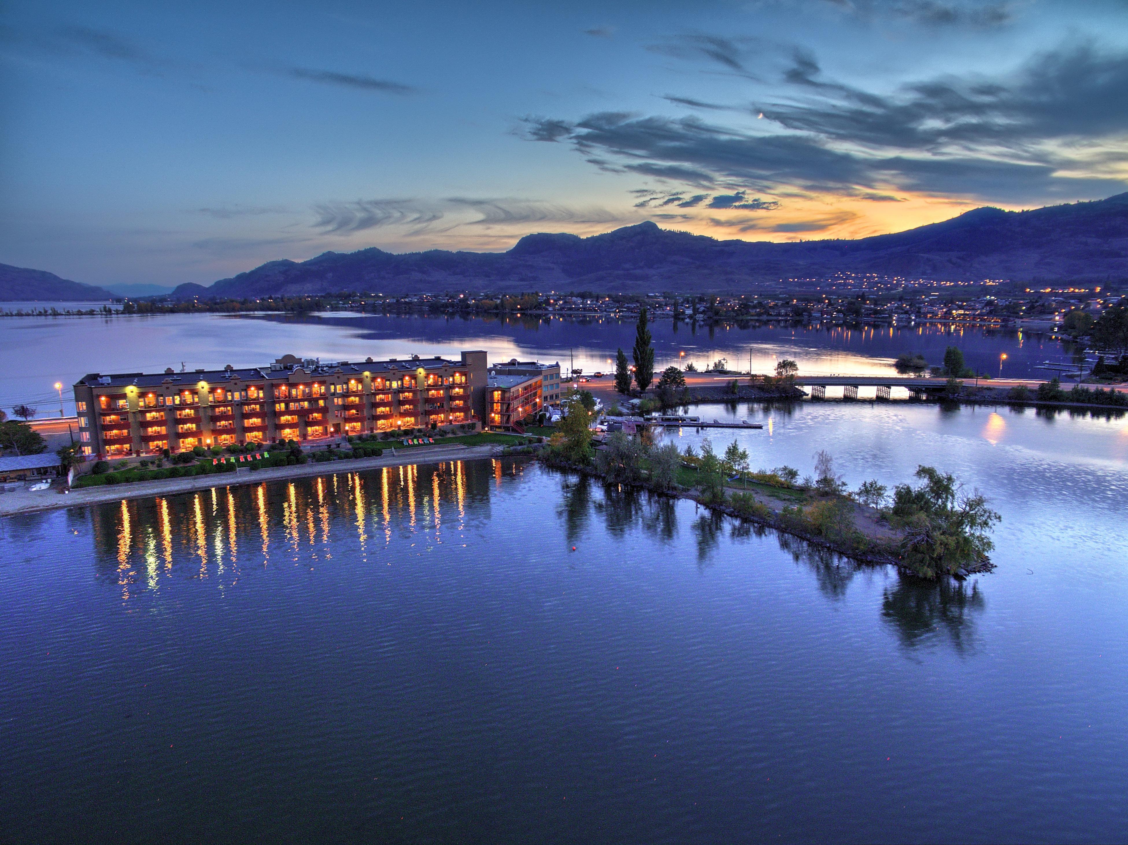 Holiday Inn Hotel & Suites Osoyoos By Ihg Экстерьер фото