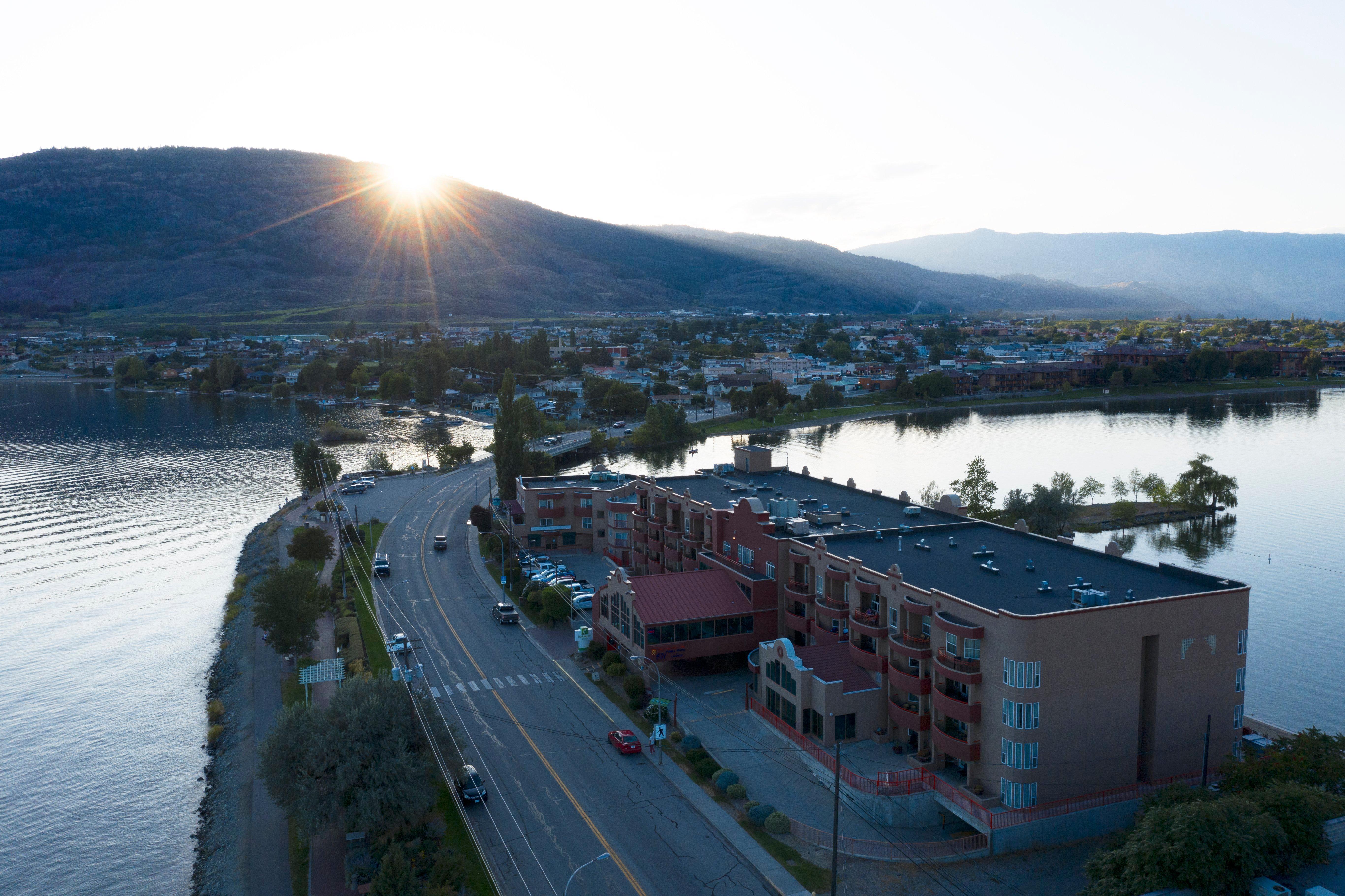 Holiday Inn Hotel & Suites Osoyoos By Ihg Экстерьер фото
